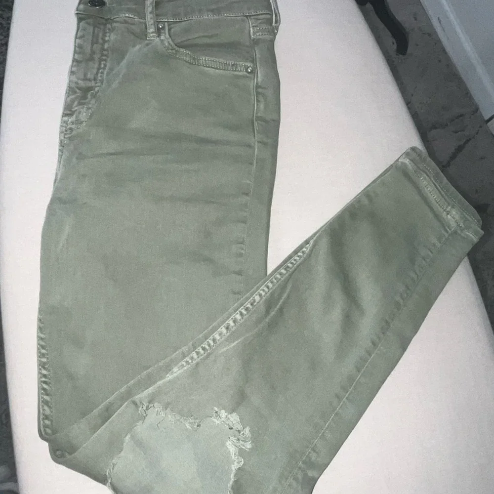 Free People High Rise Busted Knee Skinny Jeans Sage Size W28 - Picture 9 of 10